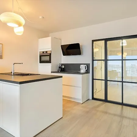 Ruim Aan De Jachthaven